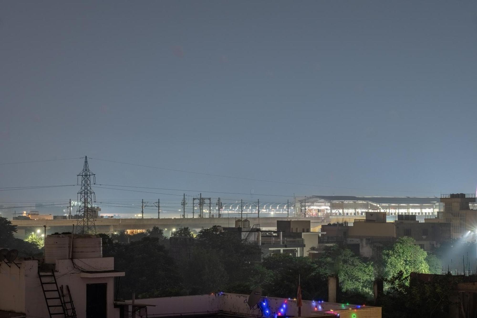 Lime Tree & One Bed Serviced - Sector 50 Metro With Party Venue Apartment Noida