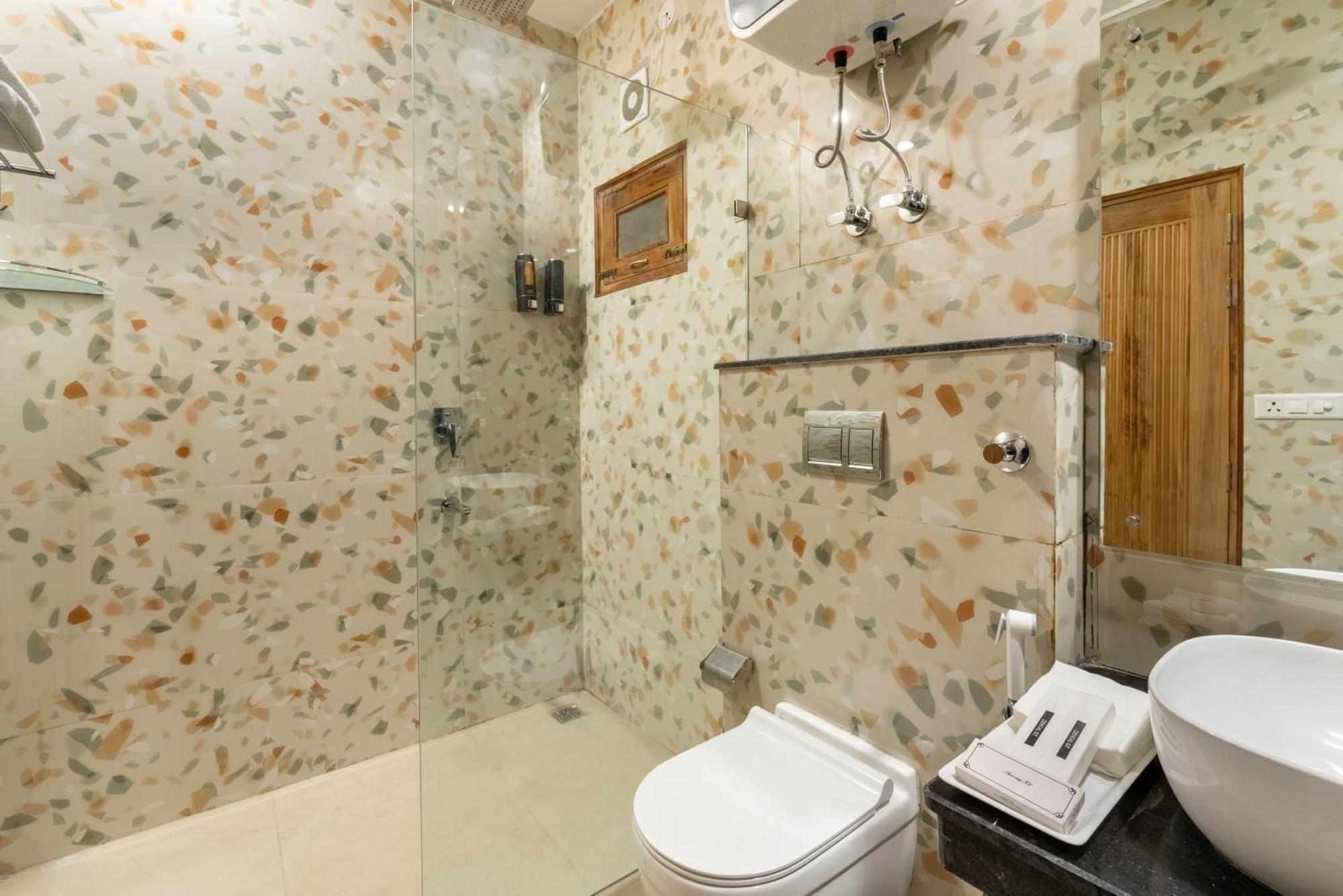 Lime Tree & One Bed Serviced - Sector 50 Metro With Party Venue Apartment *
