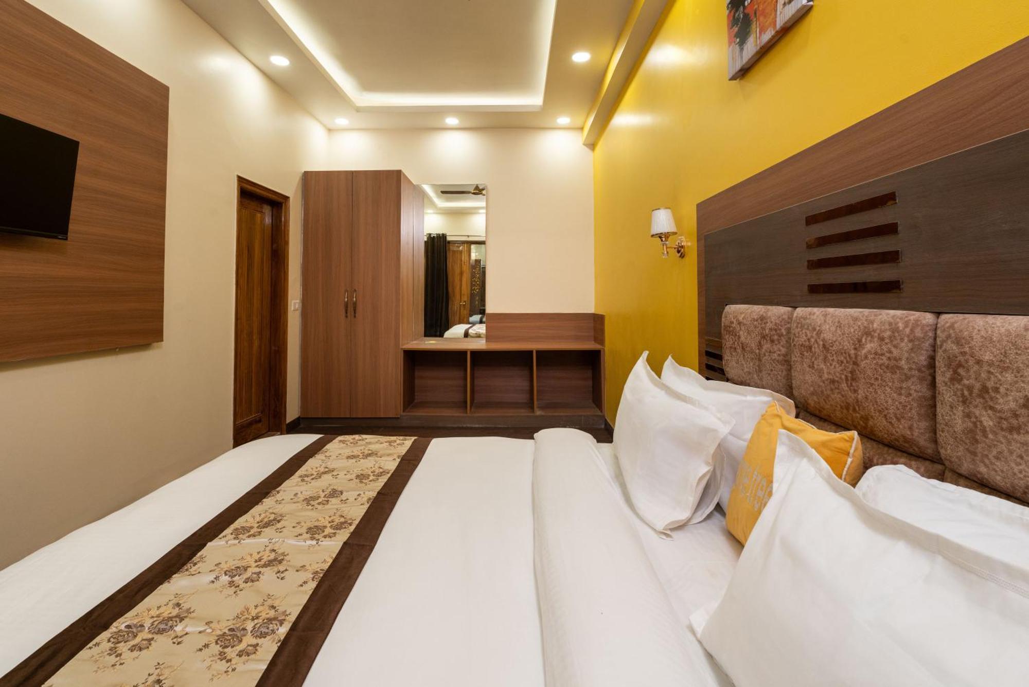 Lime Tree & One Bed Serviced - Sector 50 Metro With Party Venue Apartment Noida
