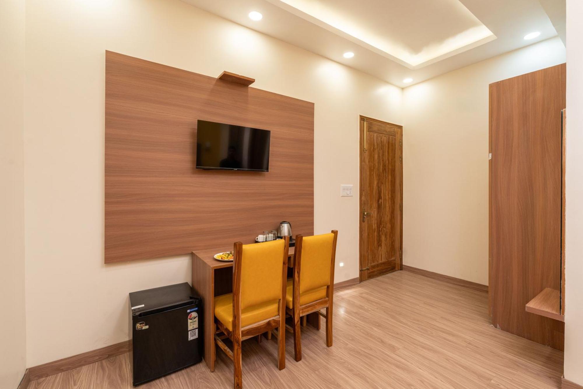 Lime Tree & One Bed Serviced - Sector 50 Metro With Party Venue Apartment
