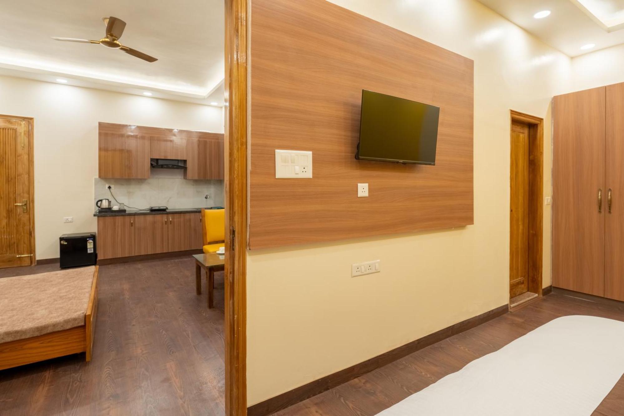 Lime Tree & One Bed Serviced - Sector 50 Metro With Party Venue *