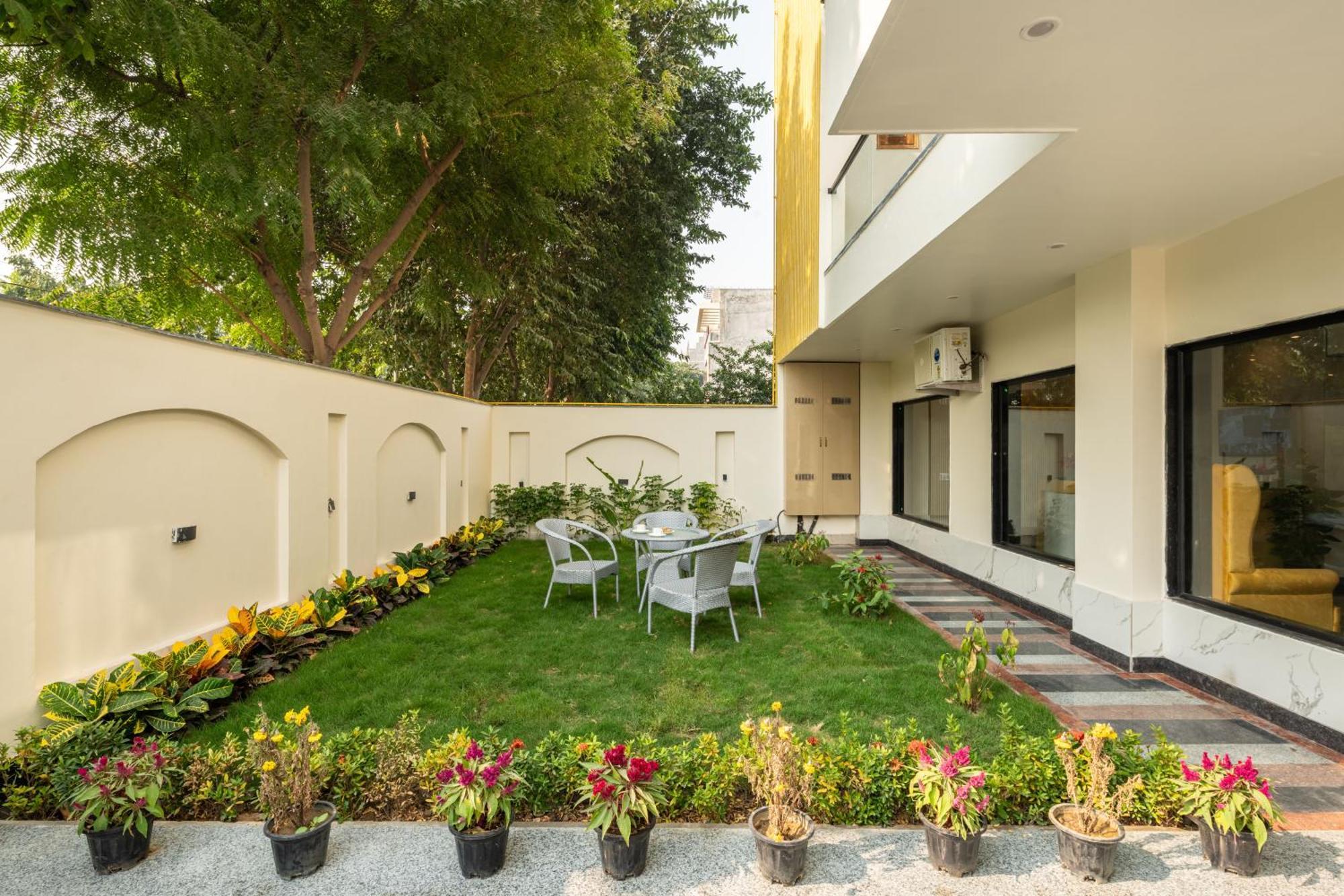 Apartment Lime Tree & One Bed Serviced - Sector 50 Metro With Party Venue *
