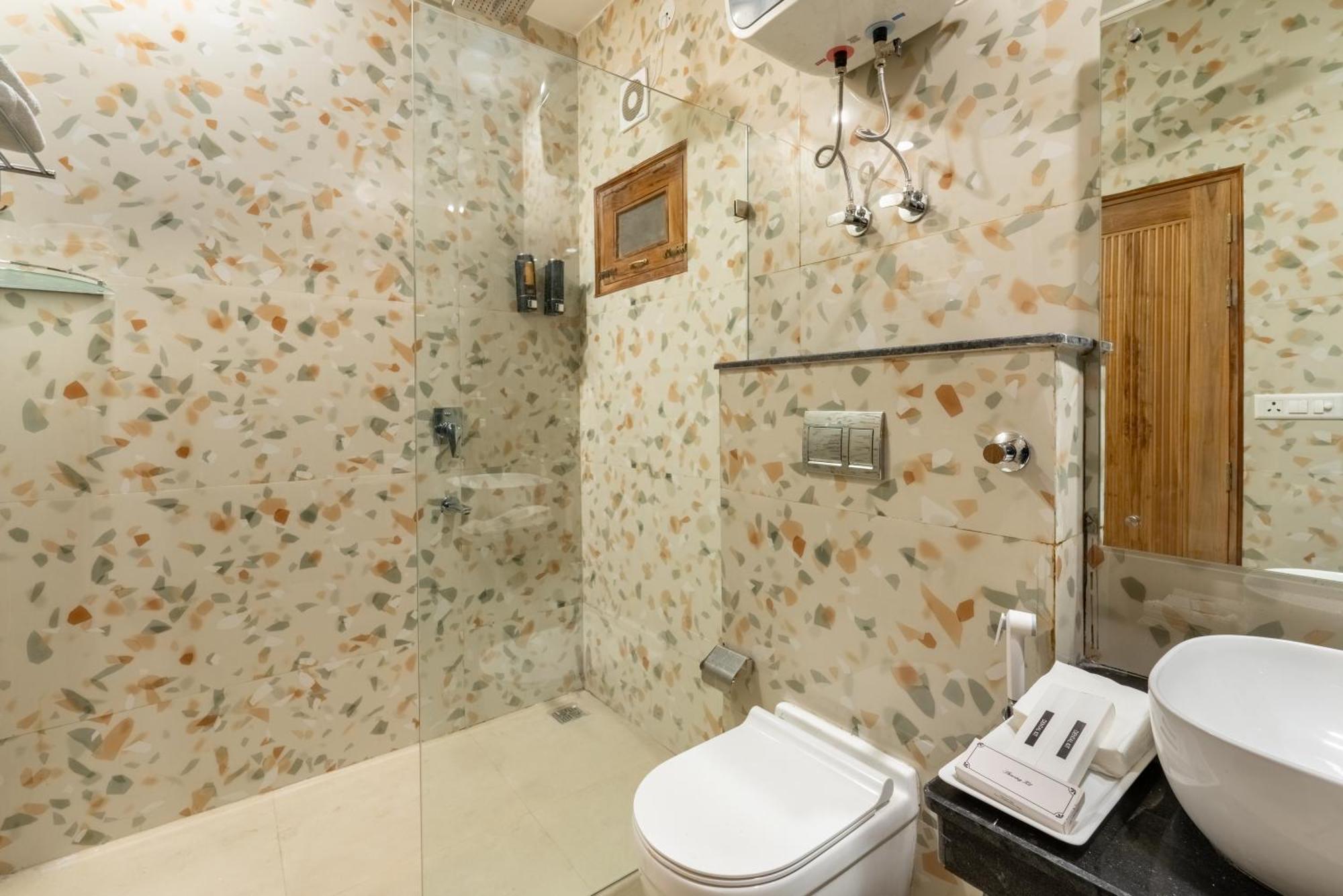 Lime Tree & One Bed Serviced - Sector 50 Metro With Party Venue Noida