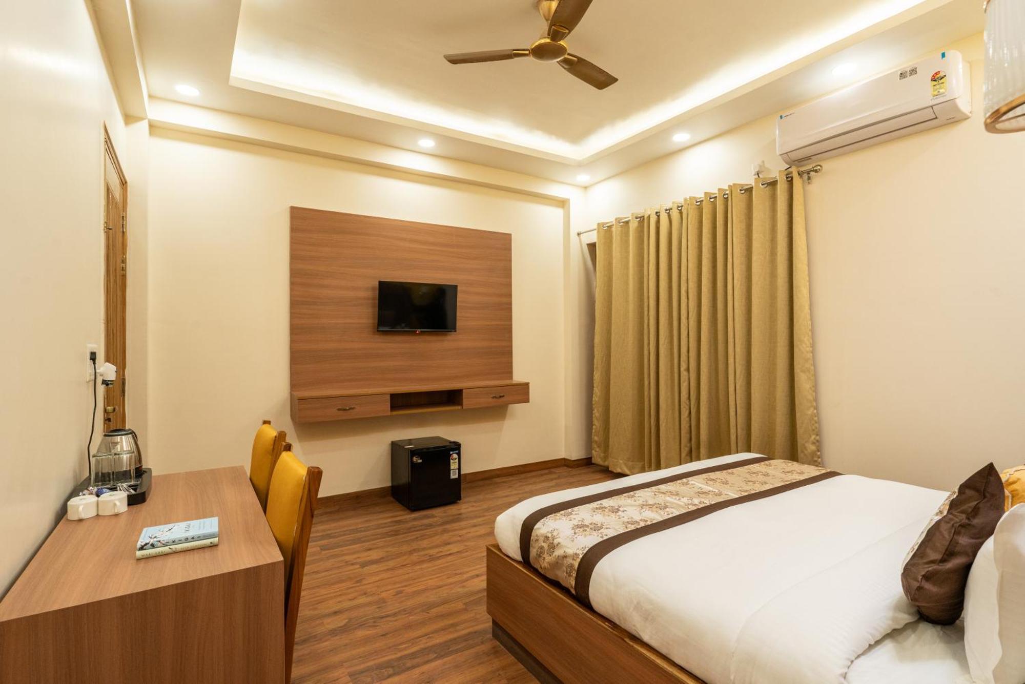 Lime Tree & One Bed Serviced - Sector 50 Metro With Party Venue Apartment *