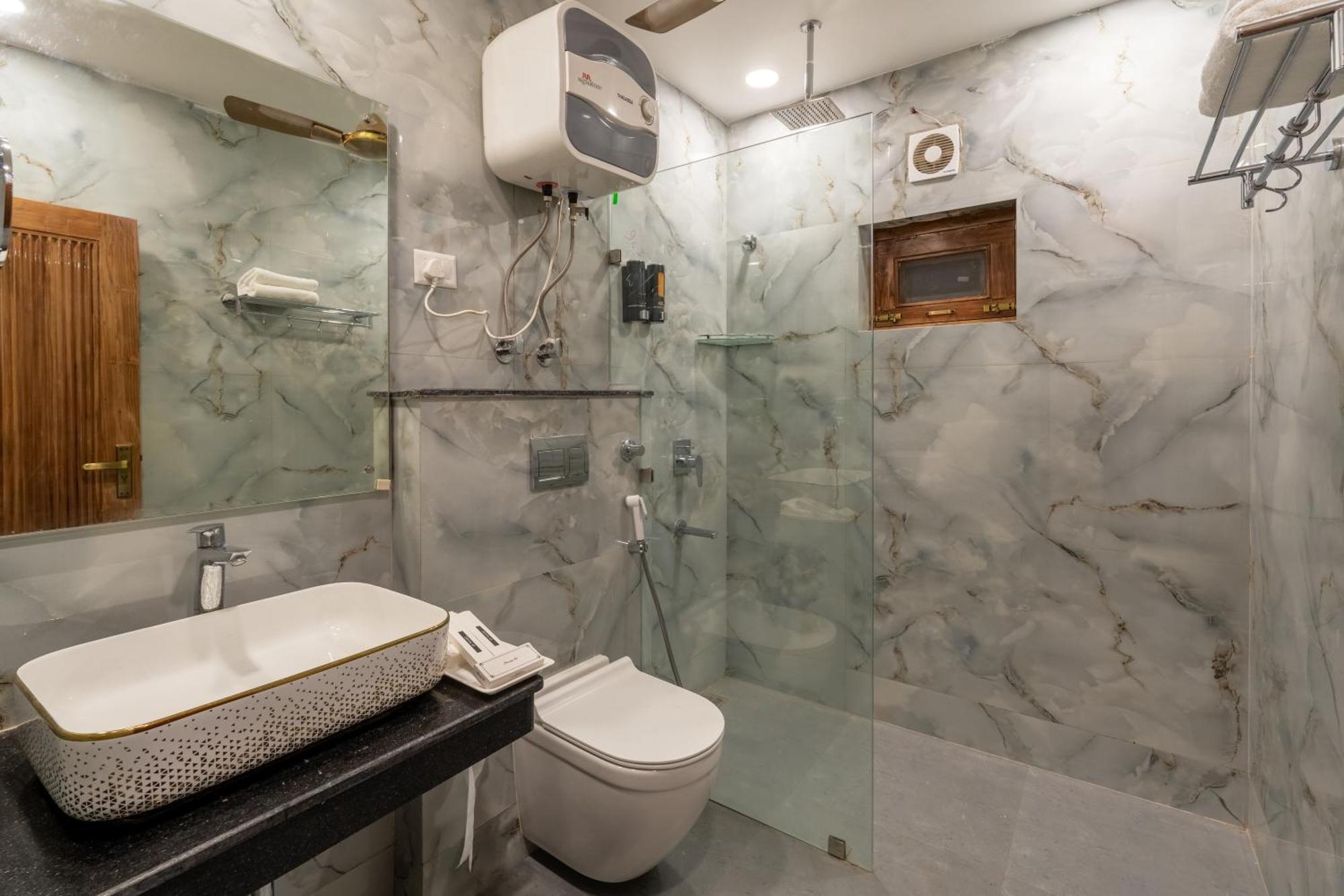 Lime Tree & One Bed Serviced - Sector 50 Metro With Party Venue *