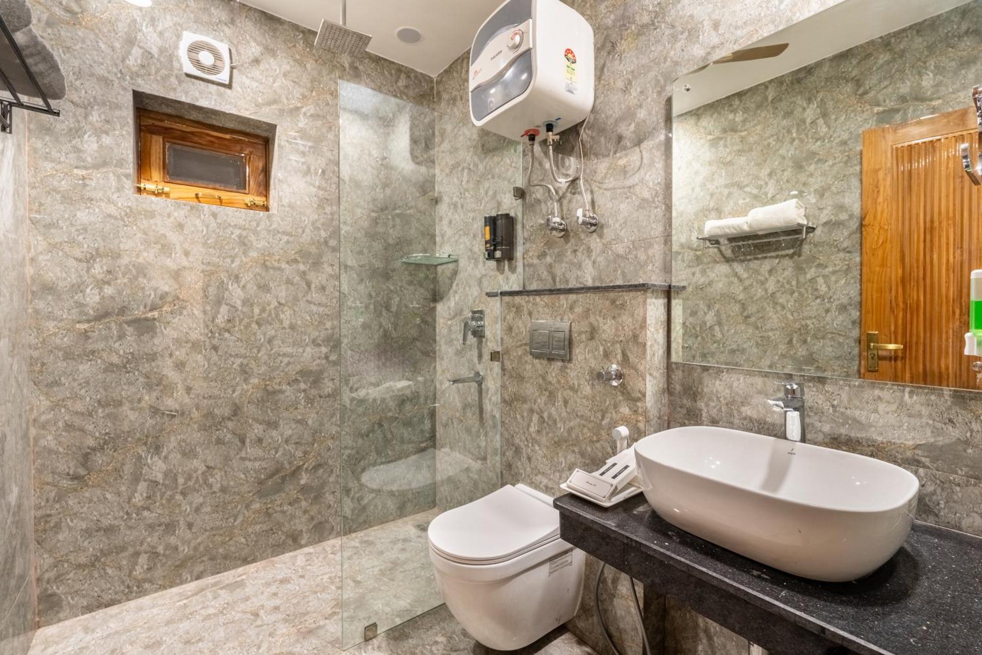 Lime Tree & One Bed Serviced - Sector 50 Metro With Party Venue Apartment