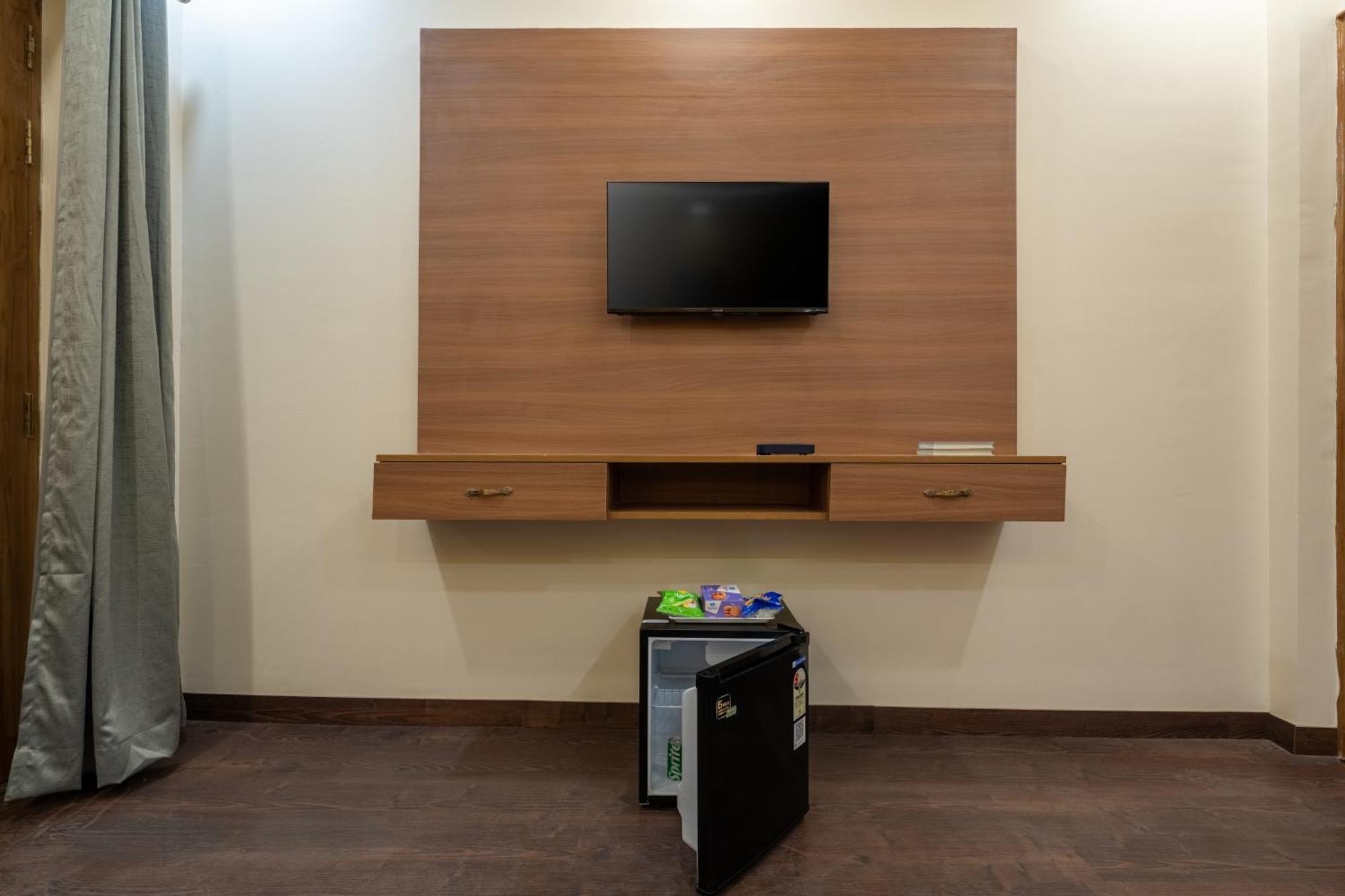 Lime Tree & One Bed Serviced - Sector 50 Metro With Party Venue *