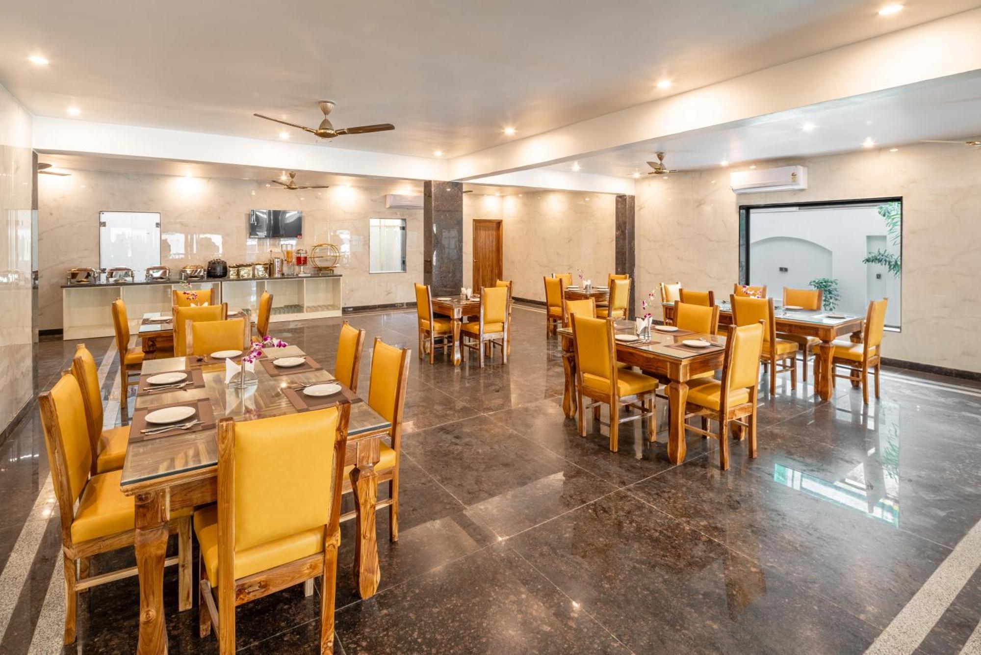 Lime Tree & One Bed Serviced - Sector 50 Metro With Party Venue * Noida