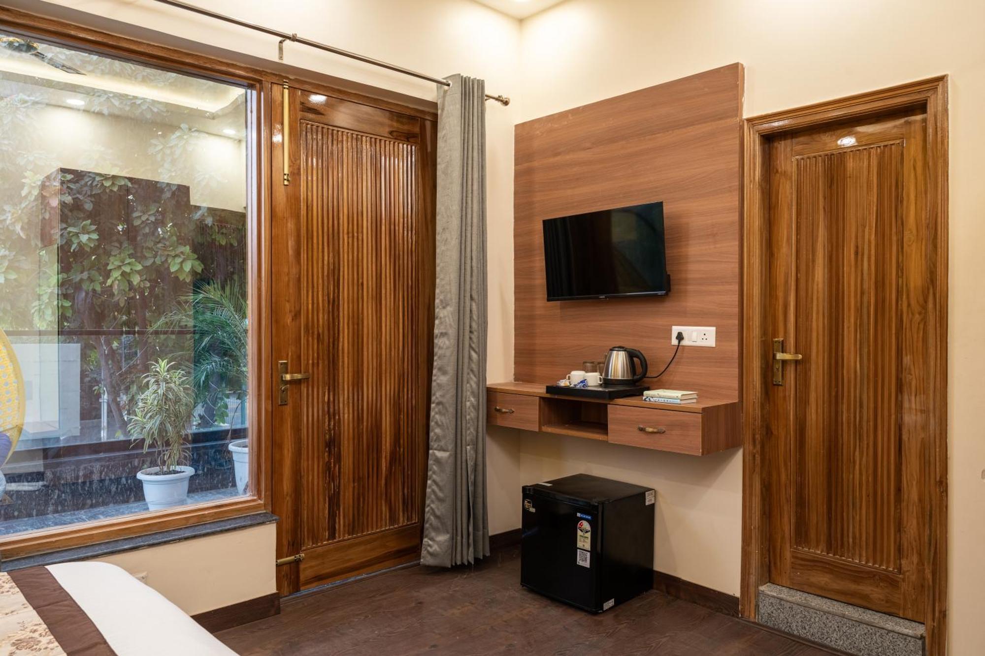 Lime Tree & One Bed Serviced - Sector 50 Metro With Party Venue Apartment *