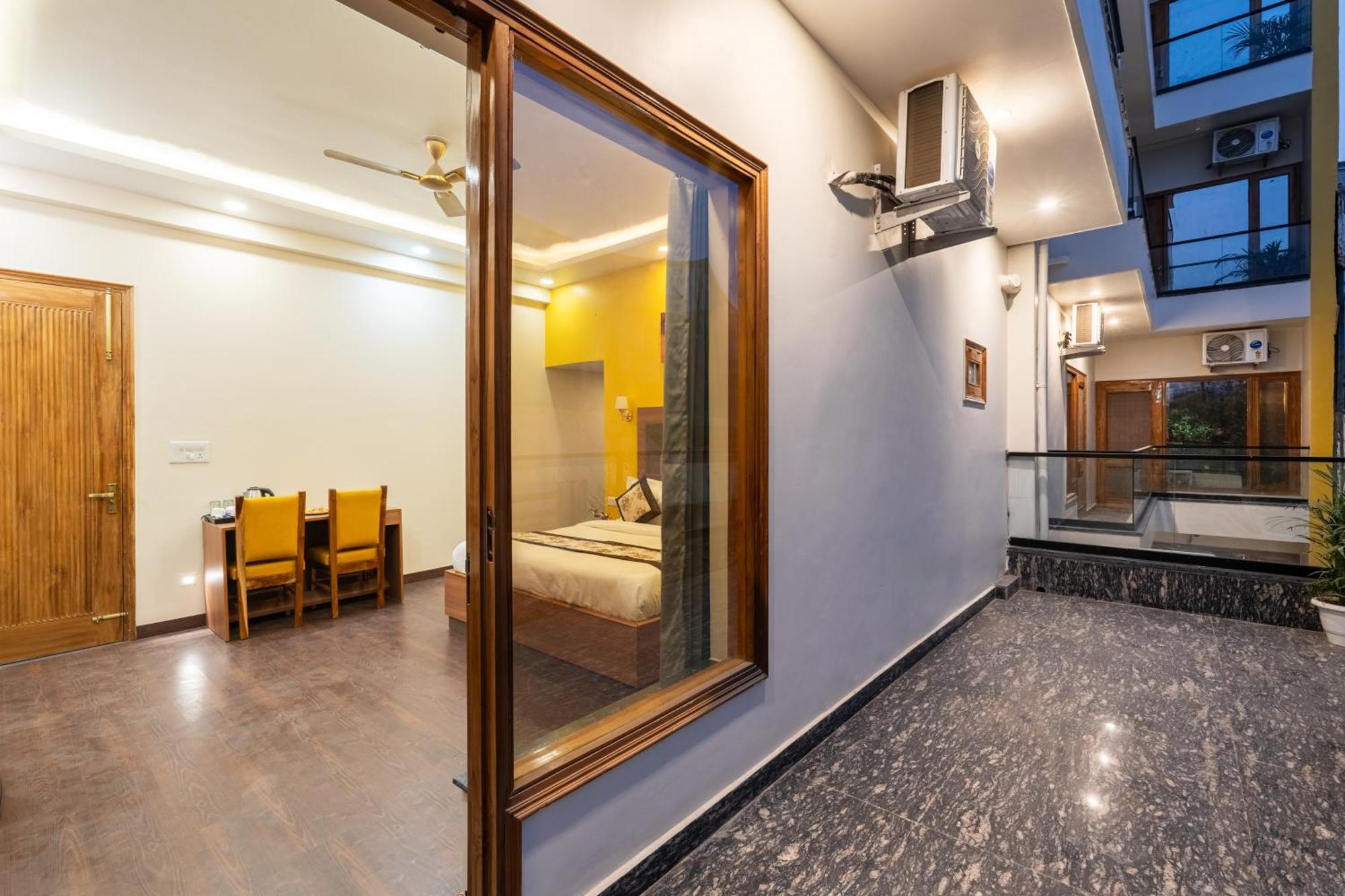 Lime Tree & One Bed Serviced - Sector 50 Metro With Party Venue * Noida