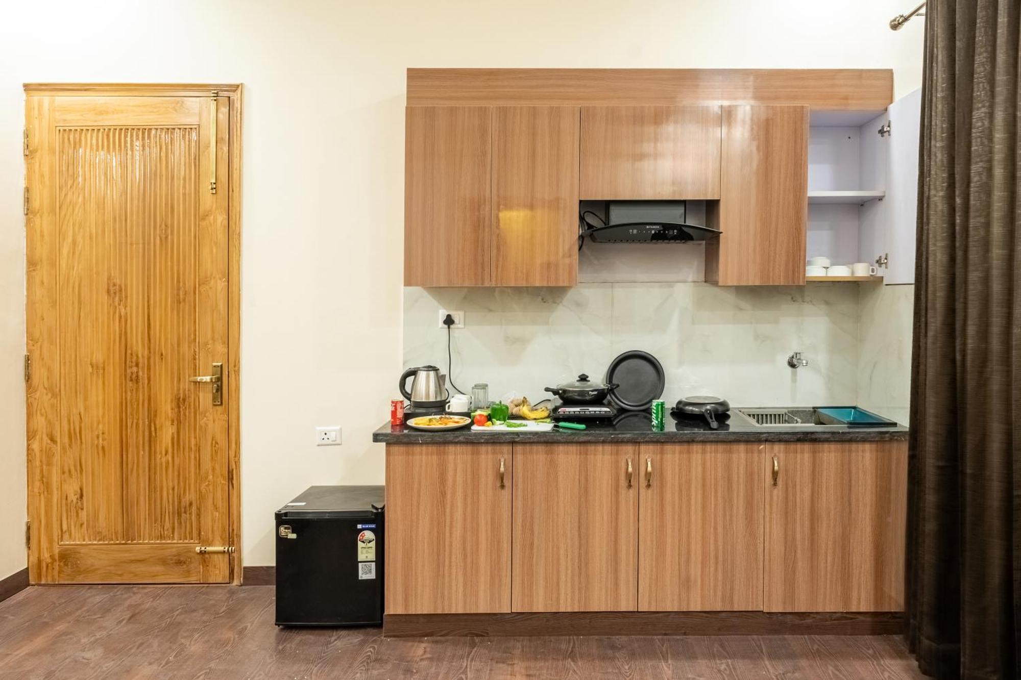 Apartment Lime Tree & One Bed Serviced - Sector 50 Metro With Party Venue Noida