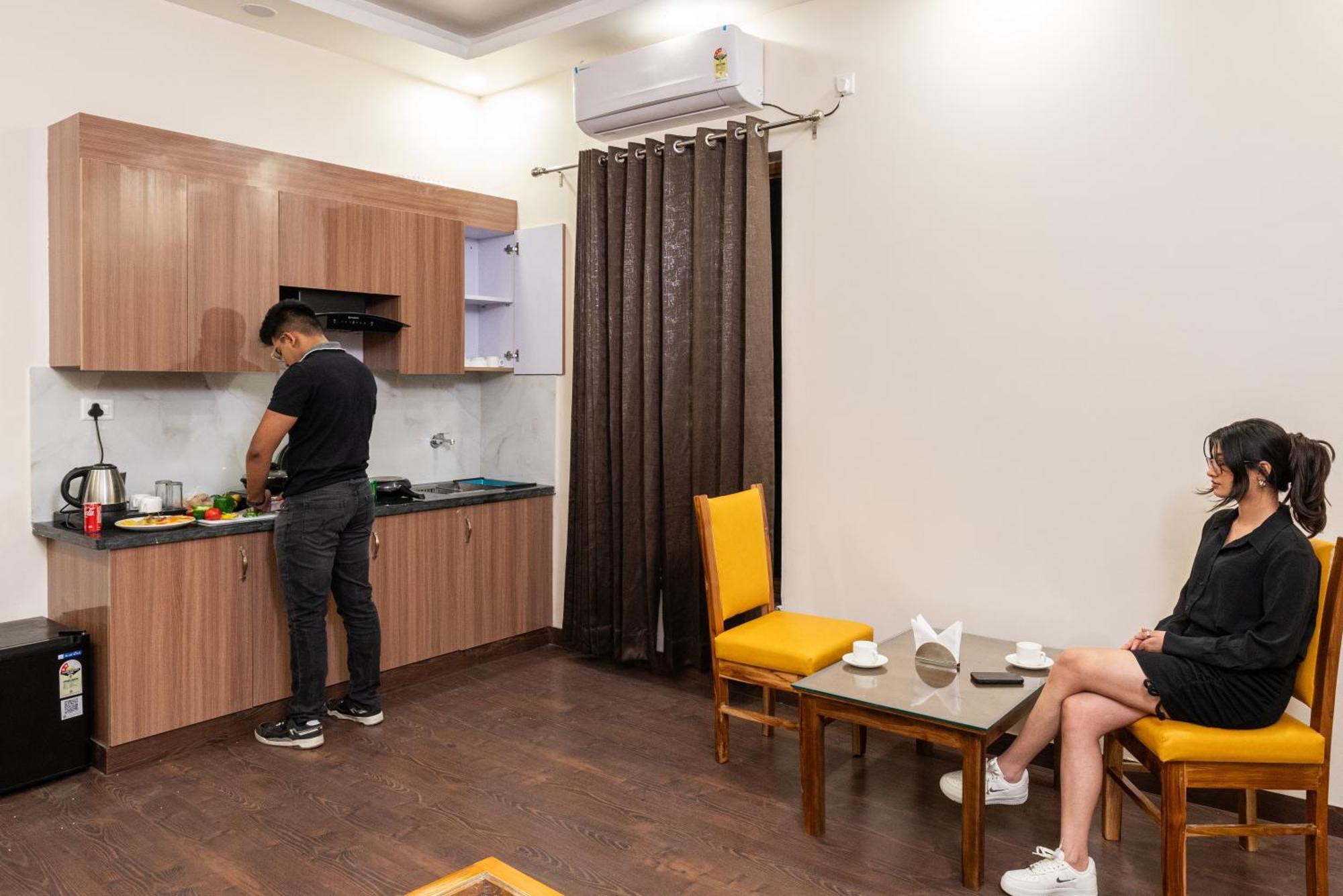 Lime Tree & One Bed Serviced - Sector 50 Metro With Party Venue * Noida